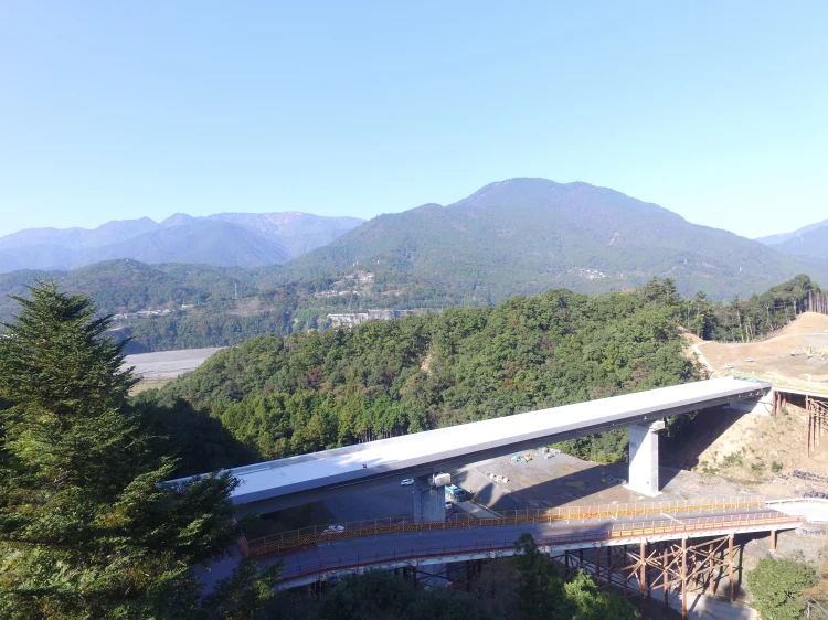 中部横断泥之沢川橋上部工事